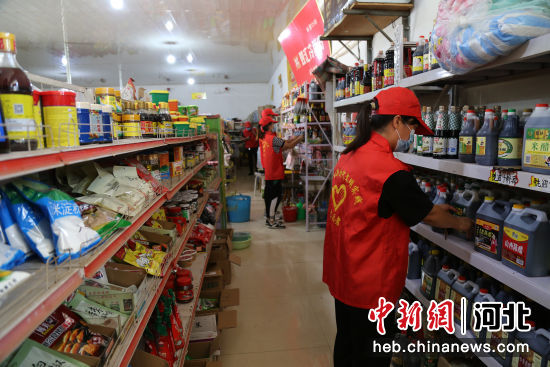志愿者整理清点“振兴超市”商品。 雷雪姣 摄