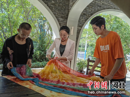 图为王博带领学生一起制作扎染作品。 陈雪 摄