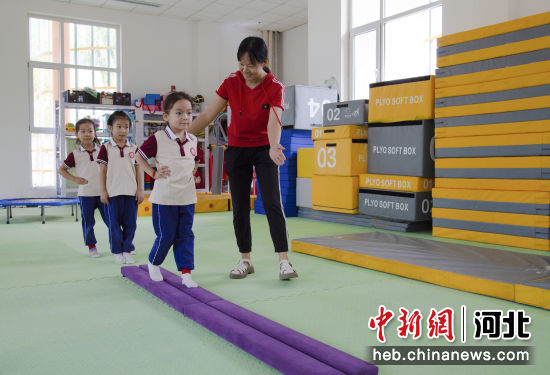 图为东光县第二幼儿园快乐体操课堂上，老师正在指导孩子们练习体操动作。 陈英华 摄