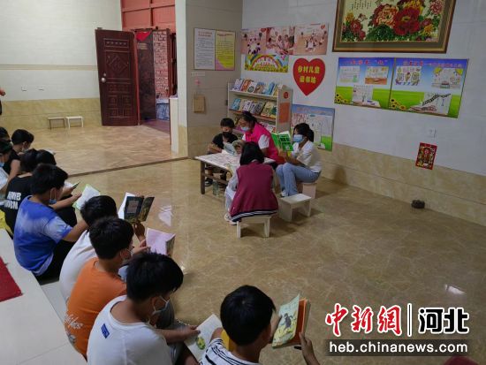 在农村少儿读书坊庭院内，孩子们正在读书。 作者 李铁锤