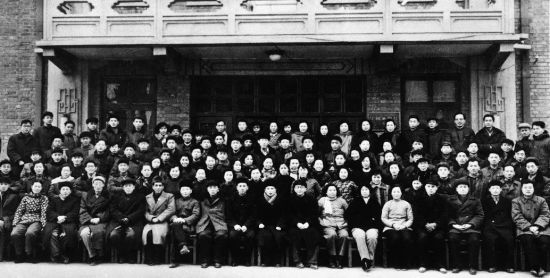 1959年，中新社全体人员在北京市东城区北新桥办公楼前合影。