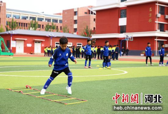 �D��嬷菔羞\河�^上海路小�W足球社�F的孩子正在�M行日常��。 作者 �钛�