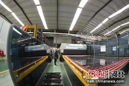 图为霸州市经济技术开发区内的河北海阳顺达节能玻璃有限公司工人在钢化生产线巡检。 作者 赵永辉