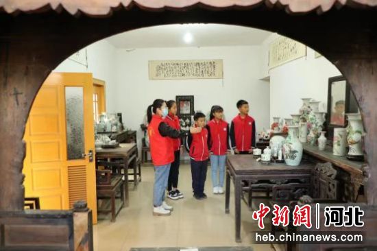 图为小学生在沧州厚古民俗博物馆参观。 作者 周洋