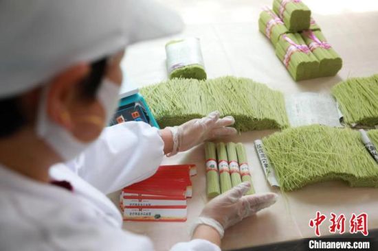 河北省邢台市任泽区刘家庄村村民在包装手工挂面。　宋杰 摄