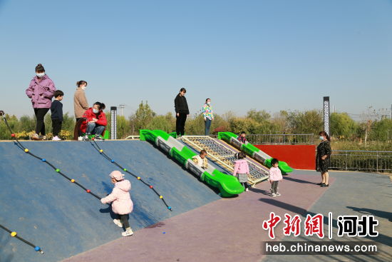 图为东光县“口袋公园”内，孩子们正在家长的看护下体验儿童攀岩。 作者 陈英华