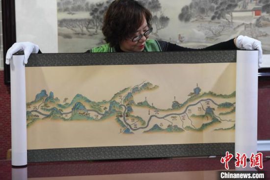 图为武瑞敏展示绘制的12米山水长卷。　郑晨子 摄