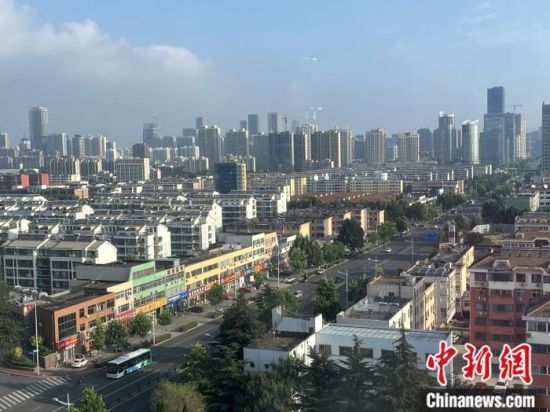 资料图：城市一景。 中新网记者 左宇坤 摄
