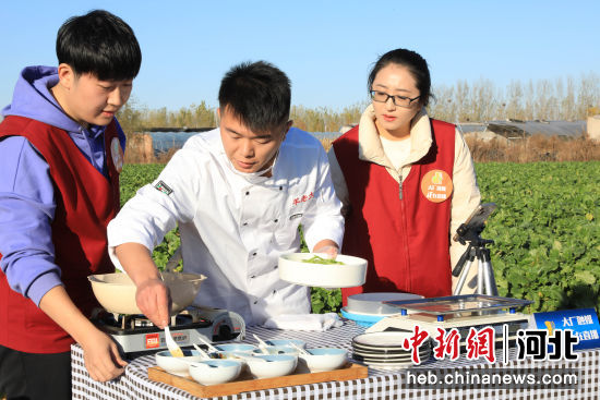 直播过程中，主办方邀请大厂回族自治县本地名厨教授萝卜的花式做法。 刘亮