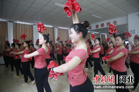 在兴隆县职教中心，学前教育专业的学生正在练习舞蹈 作者 吴亚平
