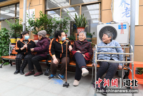 图为永清县仁爱老年人服务中心内，工作人员正在和老人们一起聊天。 作者 庞趁友