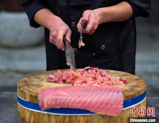 分割出的鱼肉剁成馅，用来做鱼丸汤、鱼肉饺子。　王耀 摄