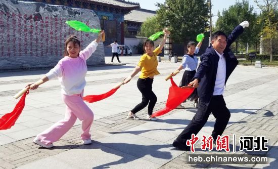 图为张洪通在教授青年组的学生们练习沧州落子。刘广和 摄