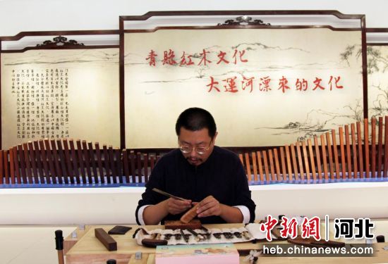 图为“京梳子”非物质文化遗产第九代传承人董良正在工作。刘广和 摄