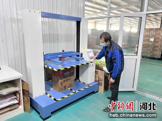图为沧县一家印刷企业生产间，工人正在检验产品。 作者 常玉华