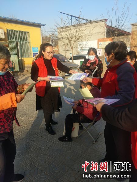 武强县妇联工作人员入村宣传《中华人民共和国妇女权益保障法》。 作者 供图