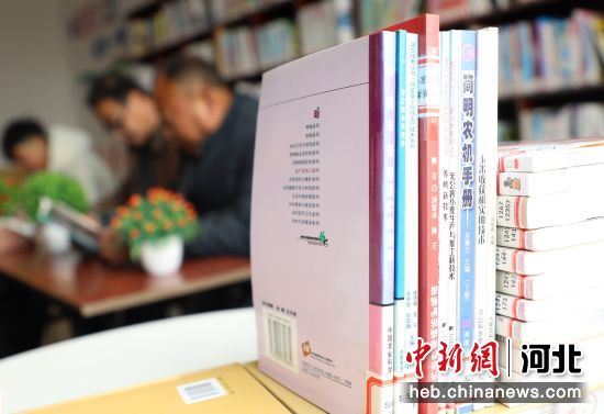 图为农民在河北沧县兴济镇后罗屯村农家书屋选阅书籍。 作者 田博