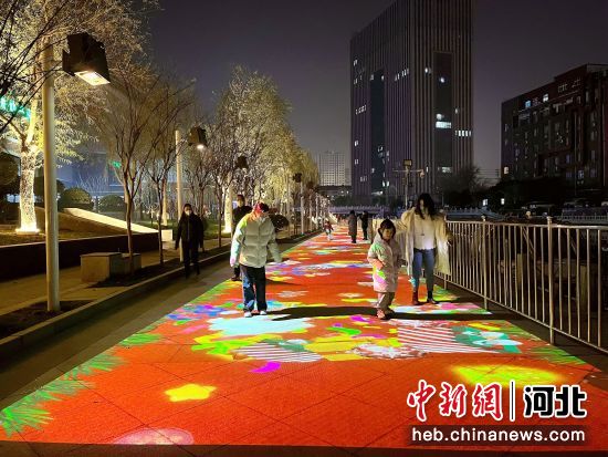 图为邯郸市滏阳河和平路至人民路段的地面互动投影灯光秀。 作者 宁俊涛