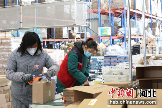 在河北省邢台市南和区河郭镇一家电商企业，工人在仓库内打包发货。 武国栋
