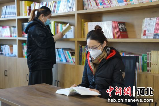 在滦州市东安各庄镇铁局寨村的农家书屋里，大学生们在观看党史相关书籍。 孙悦