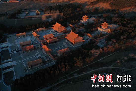 河北省遵化市清东陵景区定东陵古建筑沐浴在晨光中。 徐志刚 摄