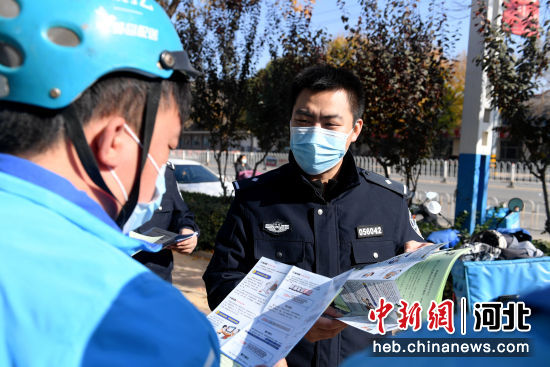 阜城县公安局工作人员给快递人员讲解反诈知识。 供图
