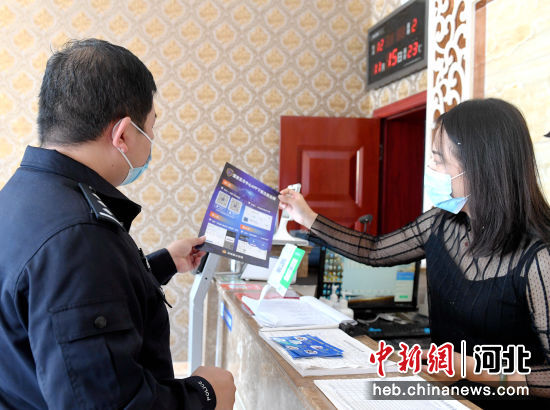 阜城县公安局工作人员给一家宾馆负责人讲解反诈知识。