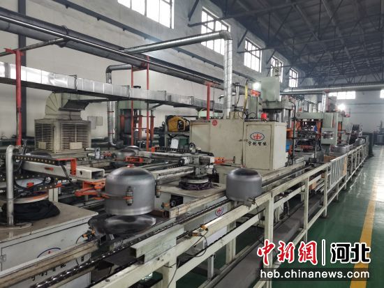 景县一公司液化气钢瓶智能生产线。 供图
