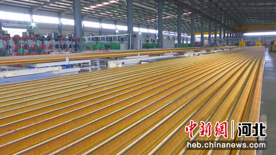 景县一橡塑企业钢丝缠绕胶管生产线。 供图