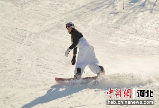 滑雪爱好者体验滑雪运动。 刘冰 摄
