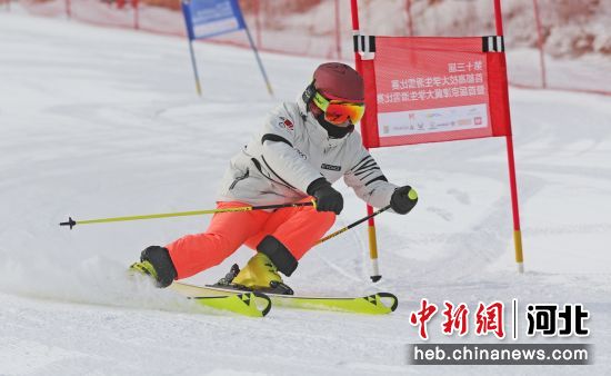 图为秦皇岛市海港区天女小镇滑雪场内，游客在体验滑雪。 曹建雄 摄