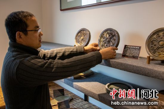 图为周永峰在展示制作的砚台。 张海文