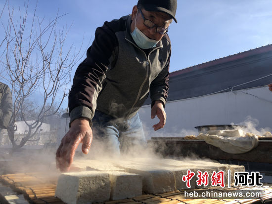 村民在制作卤水豆腐。 王娟 摄
