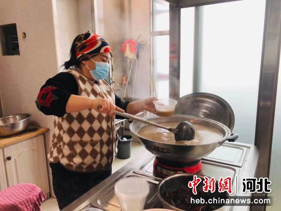 任泽区一家社区食堂工作人员正在做饭。 徐培 摄