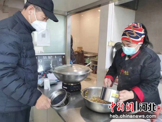 任泽区一家社区食堂工作人员在为点单的老人打包午餐。 作者 徐培