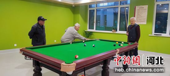 图为秦皇燕达金色年华健康养护中心的老人在参与娱乐活动。 陈雪 摄