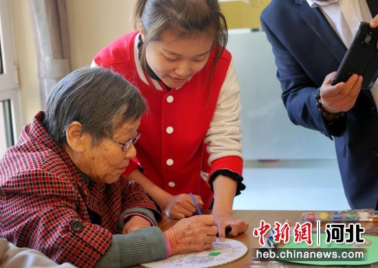 图为秦皇燕达金色年华健康养护中心的老人在上课。 陈雪 摄