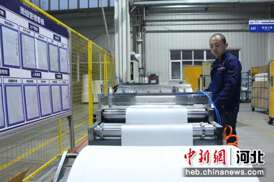 清河县一家零部件公司，工人正在生产滤纸。 作者 代冰艺