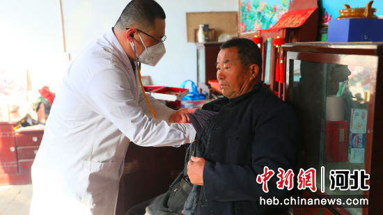 河北省南宫市的家庭医生上门为村民开展医疗服务。 田威