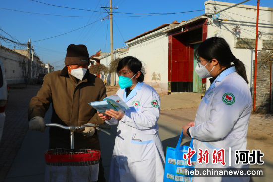 河北省南宫市的家庭医生为村民普及健康知识。 田威