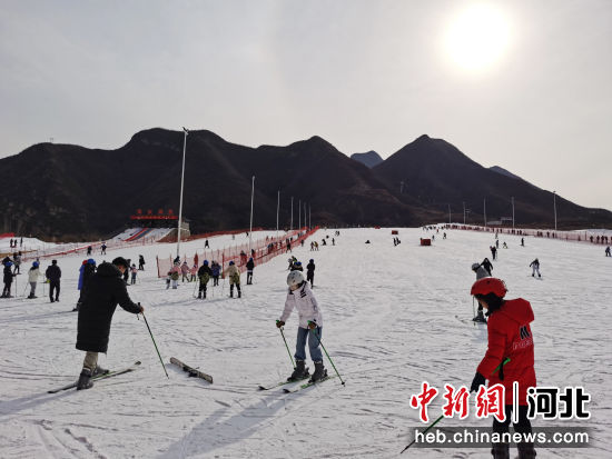 游客在滑雪�龌�雪。 ���r �z