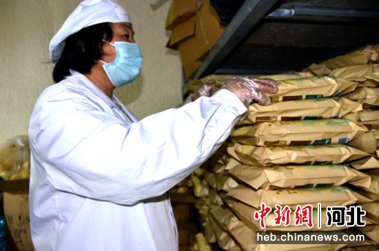 村民在迁西县汉儿庄镇北杨家峪村多栗包食品加工作坊包装多栗包。 纪业