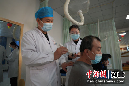 内丘县中医院工作人员为患者进行艾灸。 刘继东 摄