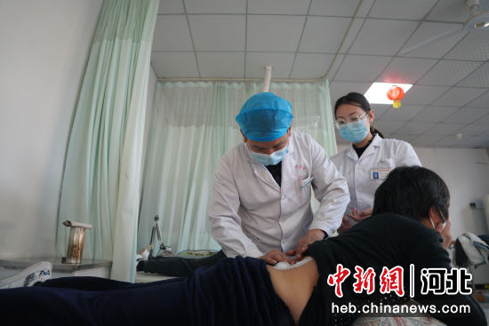 内丘县中医院工作人员为患者贴敷“三九贴”。 刘继东