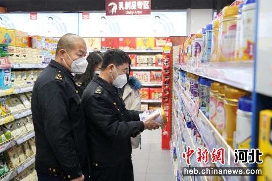 邢台市巨鹿县市场监督管理局工作人员在一家超市检查。 作者 徐彪