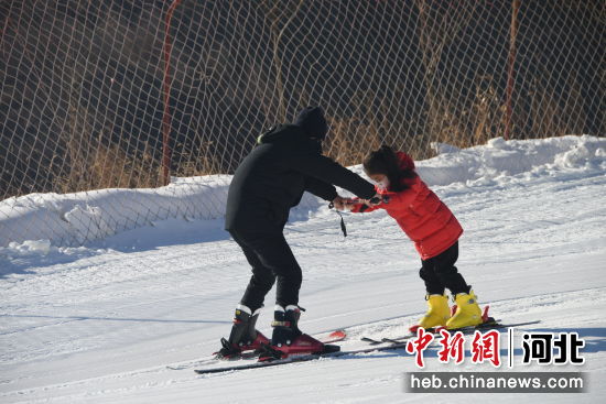 游客们在邢台市信都区一家滑雪场内享受冰上项目。 孔飞