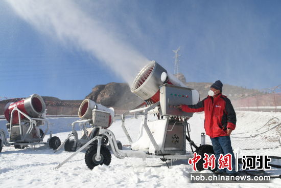 在邢台市信都区一家滑雪场内，造雪机正在开足马力造雪。 孔飞