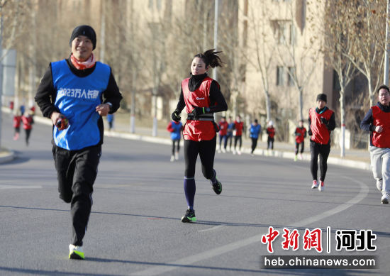 图为在固安县兴安湖生态运动公园跑道上，选手们正参 加健康跑比赛。 作者 门丛硕