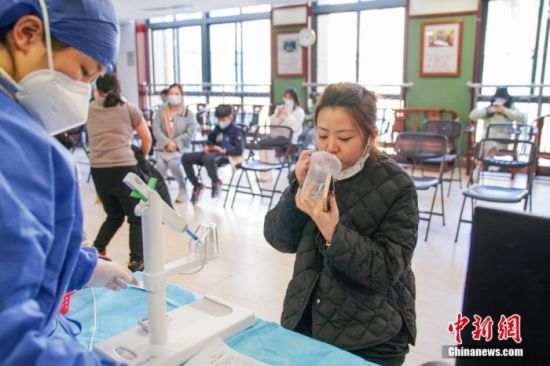12月30日，在南宁市广西国际壮医医院五象秋月社区卫生服务中心，民众接种吸入式新冠疫苗。陈冠言 摄