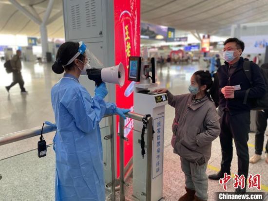 资料图：广州南站旅客正在检票进站。 广铁集团供图